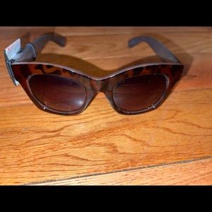 NWT SIMPLY VERA VERAWANG SUN GLASSES